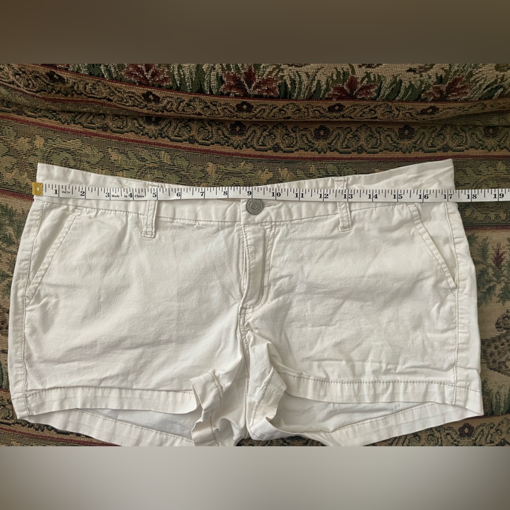 Paris Blues Off-White Short shorts with gray stitching